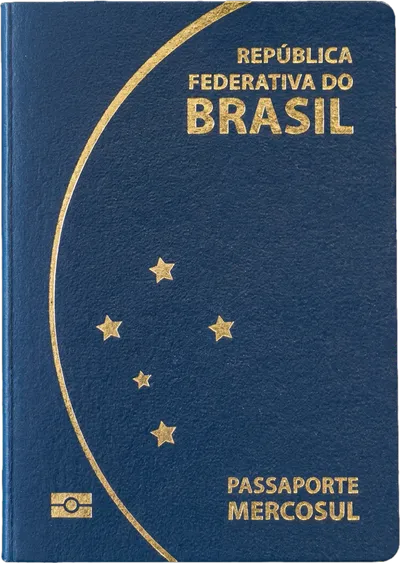 Passaporte brasileiro sobre a mesa