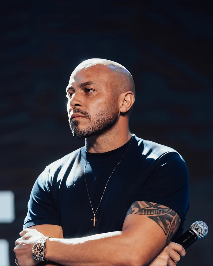 Rafa Marcos no palco, de braços cruzados